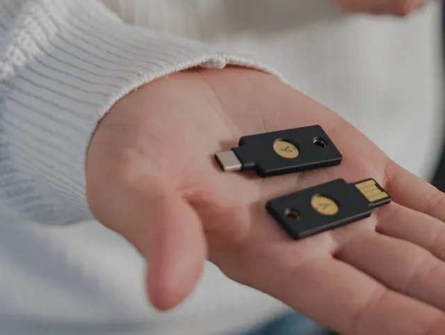 Na dlanu dva sigurnosna ključa — jedan s USB-C, drugi s USB-A priključkom
